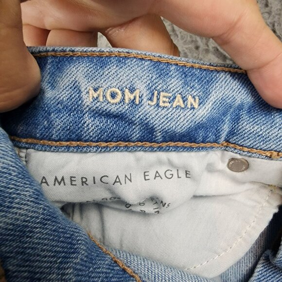 American Eagle Outfitters Jeans Womens 4 Light Wash Stretch Mid Rise Mom - Picture 11 of 13